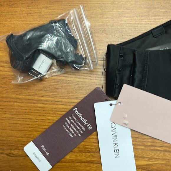 Nwt Calvin Klein convertible bra - Picture 4 of 4